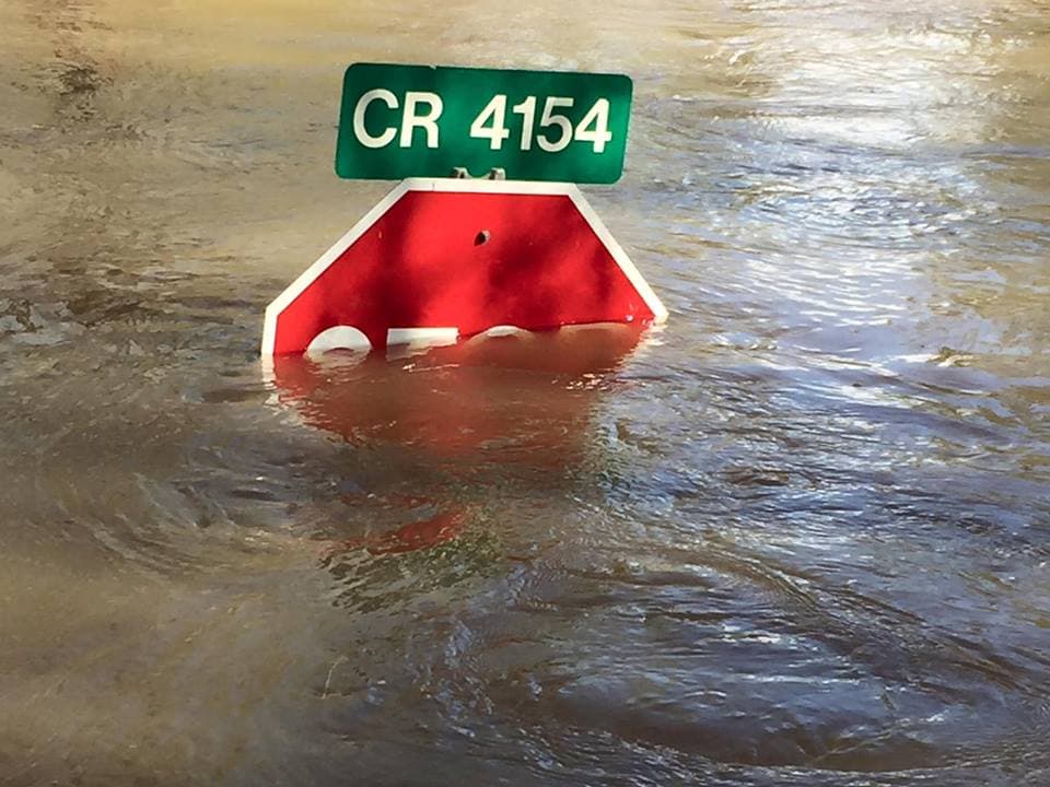 Según algunos medios locales, el nivel del agua de más de 33 pies rompe un récord establecido en mayo de 1884