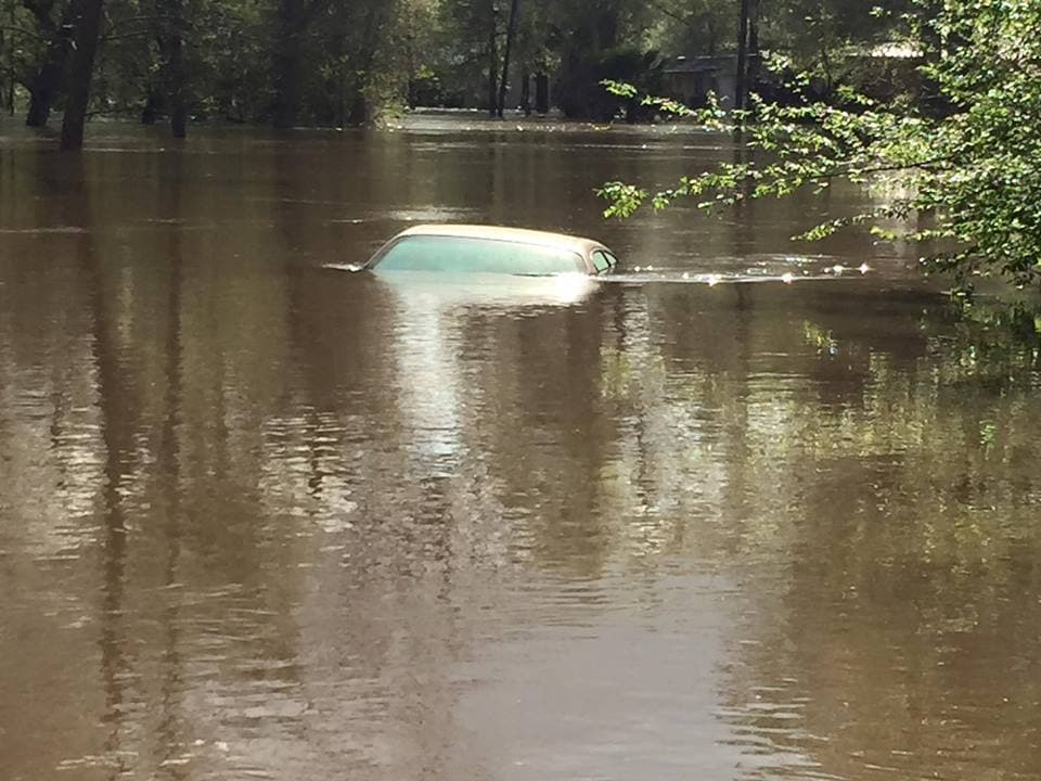 "Las inundaciones por causa de las históricas lluvias torrenciales que se registraron en el este y sureste de Texas están teniendo un impacto significativo en los residentes", Greg Abbott
