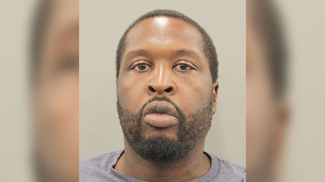 Douglas Ray Crawford, 36 años, acusado de posesión de sustancias controladas. Mide 5 pies 11 pulgadas de estatura, pesa 250 libras. Última ubicación conocida: Houston, Texas. Tiene antecedentes en el Condado Harris por posesión de sustancia controlada, posesión de arma, y robo.