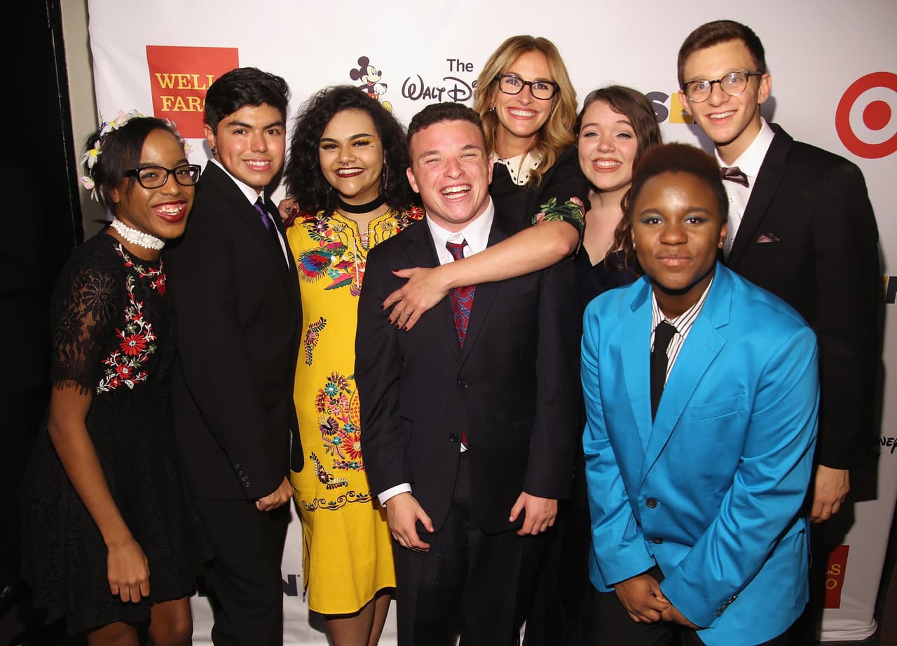 La actriz posó con varios de los chicos honrados este año.