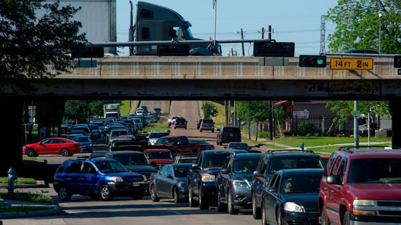 Estas son las recomendaciones de seguridad para personas que viajarán en automóvil por las carreteras de Texas durante la temporada navideña.