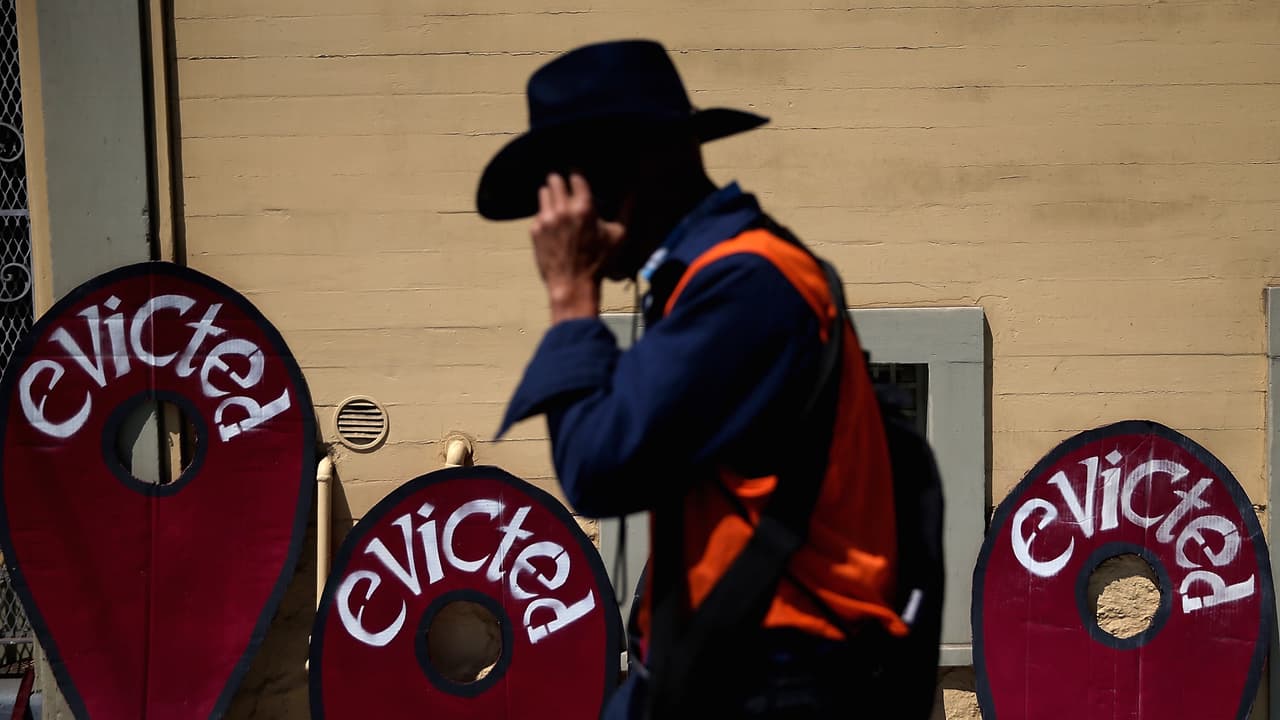 Los solicitantes que busquen ayuda legal gratuita pueden llamar al 'Legal Aid of North Carolina' al (866) 219-5262 o 
<a href="https://lancoi.legalserver.org/modules/matter/extern_intake.php?pid=129&h=daa817" target="_blank">presentar la solicitud en línea aquí.</a>