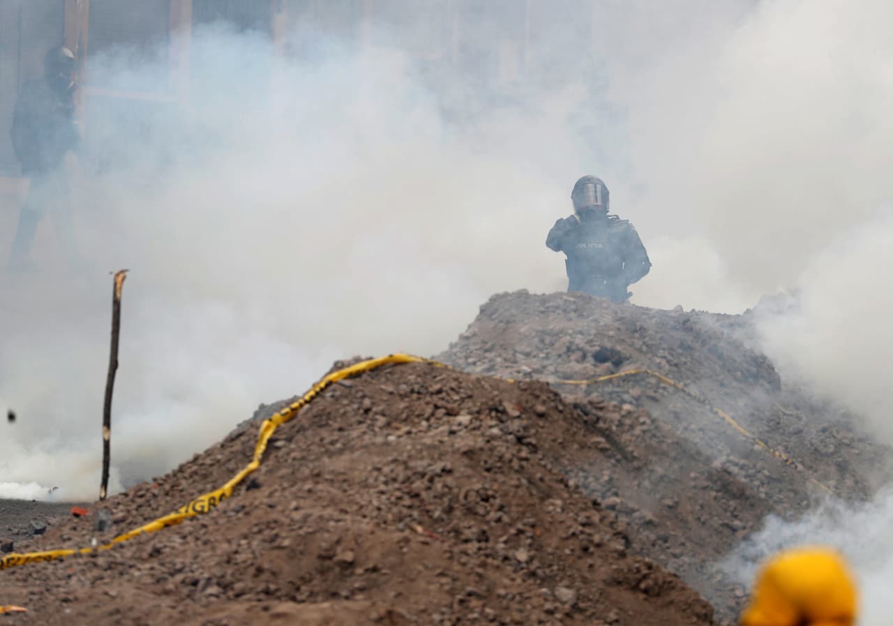 Un policía señala a los grupos que protagonizaron protestas violentas en el centro de Quito.