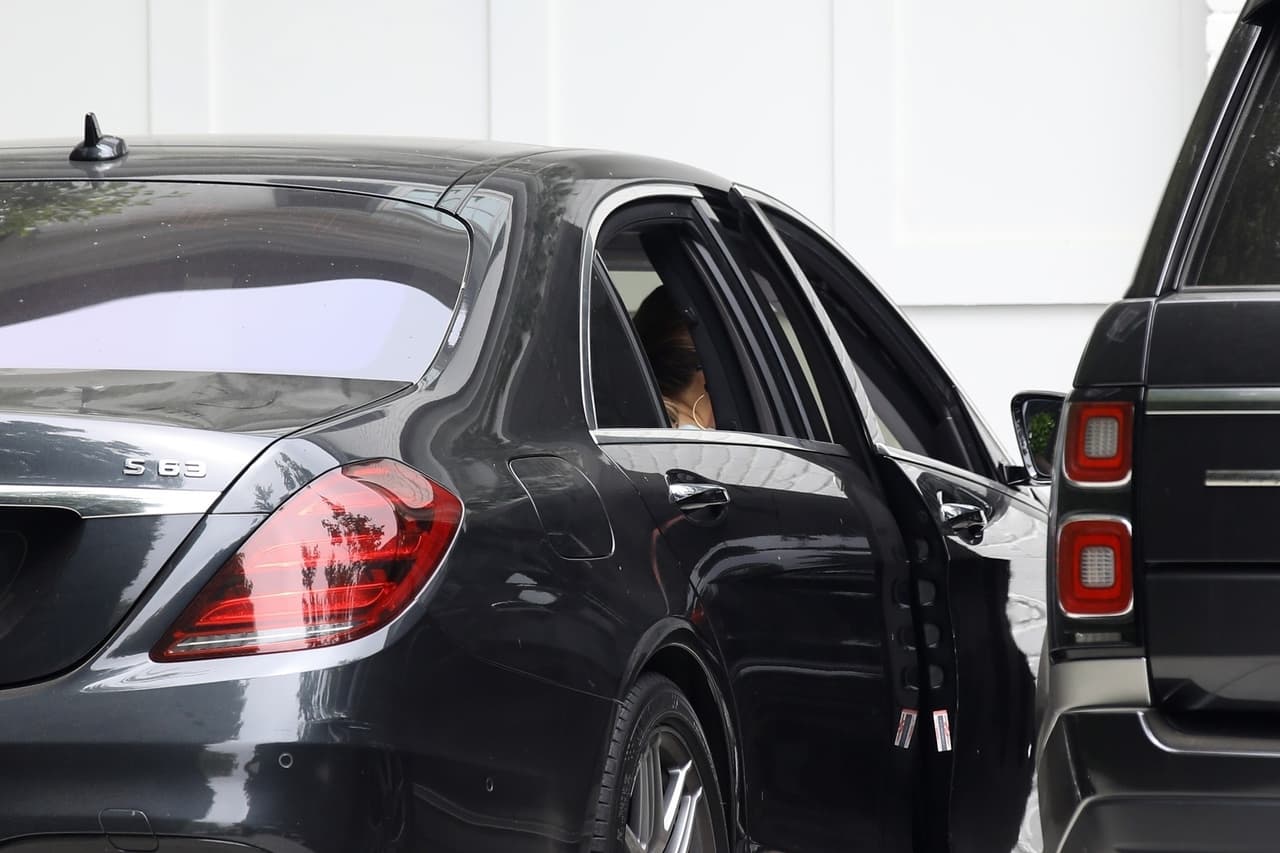 La intérprete de 51 años bajó del Mercedes Benz de quien se dice ya es su nueva pareja romántica.