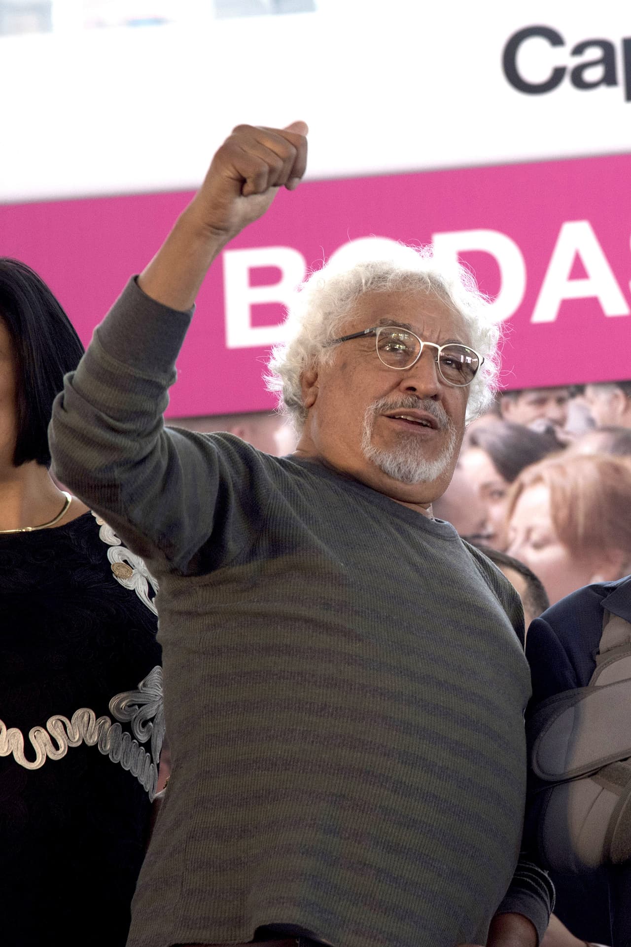 El primer actor, Rafael Inclán, bromeó con los novios y festejó estos enlaces matrimoniales.