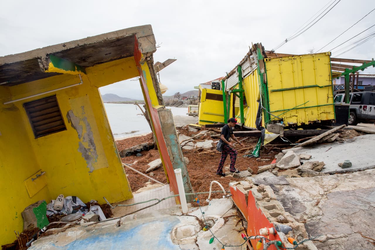 Varias construcciones del malecón de playa Esperanza, al sur de la isla, colapsaron. La playa está repleta de escombros y la vía que la bordea quedó llena de arena. La comunidad se ha unido para limpiar la zona confiada en que el turismo regresará.
