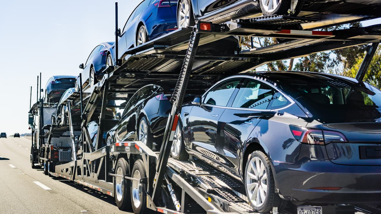 La firma de investigación automotriz 
<a href="https://www.iseecars.com/"><u>iSeeCars</u></a> llevó a cabo un estudio para determinar qué modelos son los que menos tiempo pasan en los concesionarios de Estados Unidos antes de ser vendidos.
<br>
<br>El estudio, que analizó más de 1.2 millones de transacciones realizadas durante el mes de enero de 2021, encontró que los vehículos nuevos de venta más rápida corresponden principalmente a camionetas de lujo y convencionales. Sin embargo, lidera en este apartado un carro deportivo ícono del músculo americano con un precio promedio de 84,689 dólares y que tan solo le toma 10 días para encontrar un hogar.
<br>
<br>Conoce a continuación los carros nuevos que menos tiempo necesitan para venderse en Estados Unidos durante 2021.