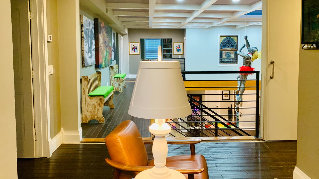 Los largos pasillos son algunos de los detalles que destacan en este departamento en la cual vive una familia de tres.