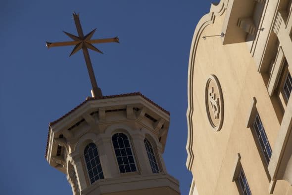 Según Buzzy Jackson , corresponsal del periódico The Boston Globe, nunca hay un buen momento para empezar una nueva religión, ya que si bien los peligros comunes que se utilizaban en el pasado incluían apedreamiento o crucifixión, los profetas de hoy en día uno se enfrentan a un nuevo obstáculo, como es la comprobación de los hechos. Jackson dice que el libro de Lawrence Wright, Going Clear " Scientology, Hollywood & Prison of Belief, es apasionante, y finalmente trágico y que lo que revea acerca de la organizac ión, cuya sede se encuentra en Clearwater, Florida, va a molestar a todo el que lo lea. En la lista de celebridades que abrazan esta religión, fundada por L. Ron Hubbard, se encuentran John Travolta, Kirstie Alley, Beck, Will Smith, and Greta Van Susteren, entre otros. Wright, ganador de un Premio Pulitzer, indica en su libro que aunque solo hay de 25,000 a 30,000 miembros activos, la iglesia tiene $1 billion en activos líquidos, una figura que eclipsa los bienes de la mayoría de las mayores religiones del mundo.