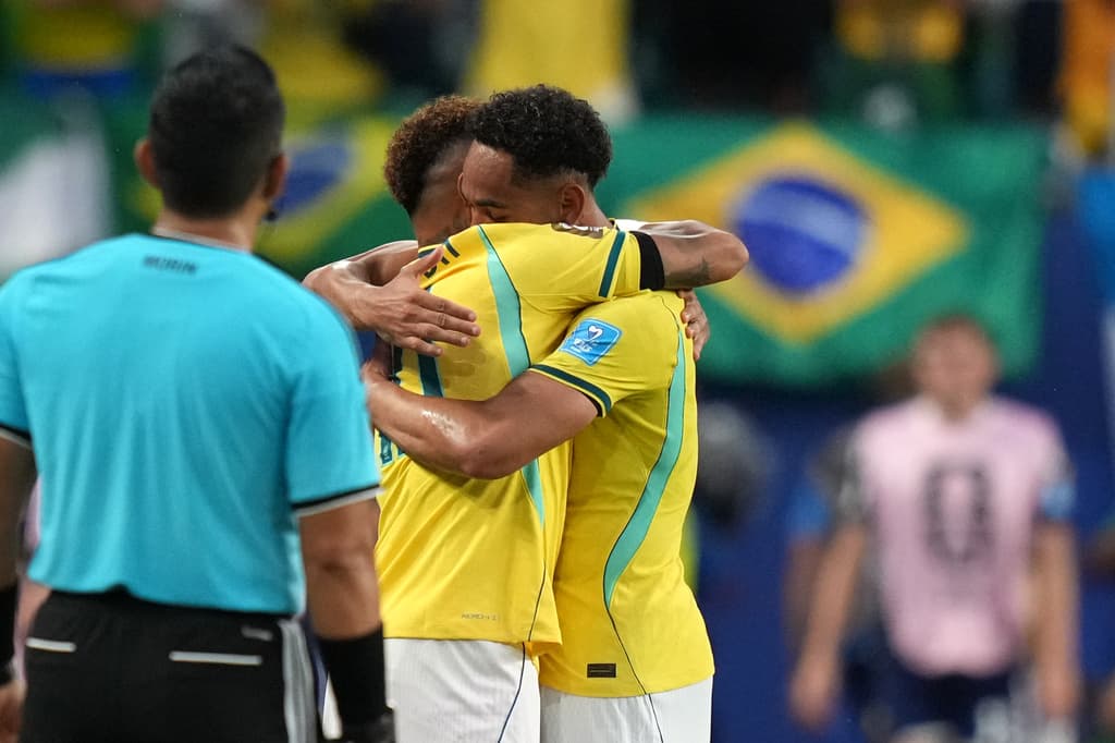 El brasileño Neymar abraza a Matheus Cunha