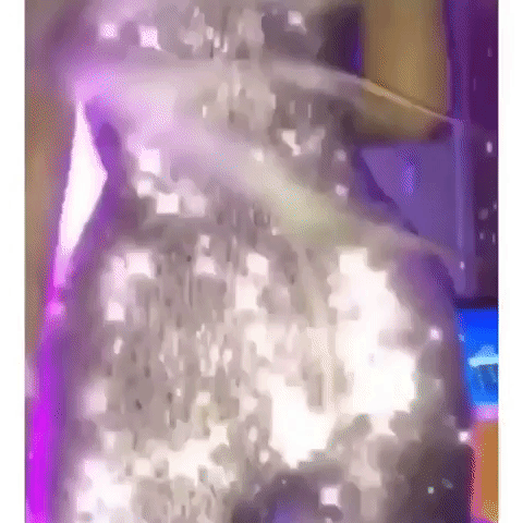 El destellante traje que la mamá de Stormi usó en su festejo de cumpleaños tuvo un costo aproximado de 8,000 dólares, de acuerdo con la revista Elle.