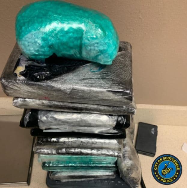 Este decomiso ocurrió durante una parada de tráfico realizada el pasado 7 de abril cerca de McKellips Roads. Los agentes registraron el automóvil y encontraron 33,5 libras de fentanilo.