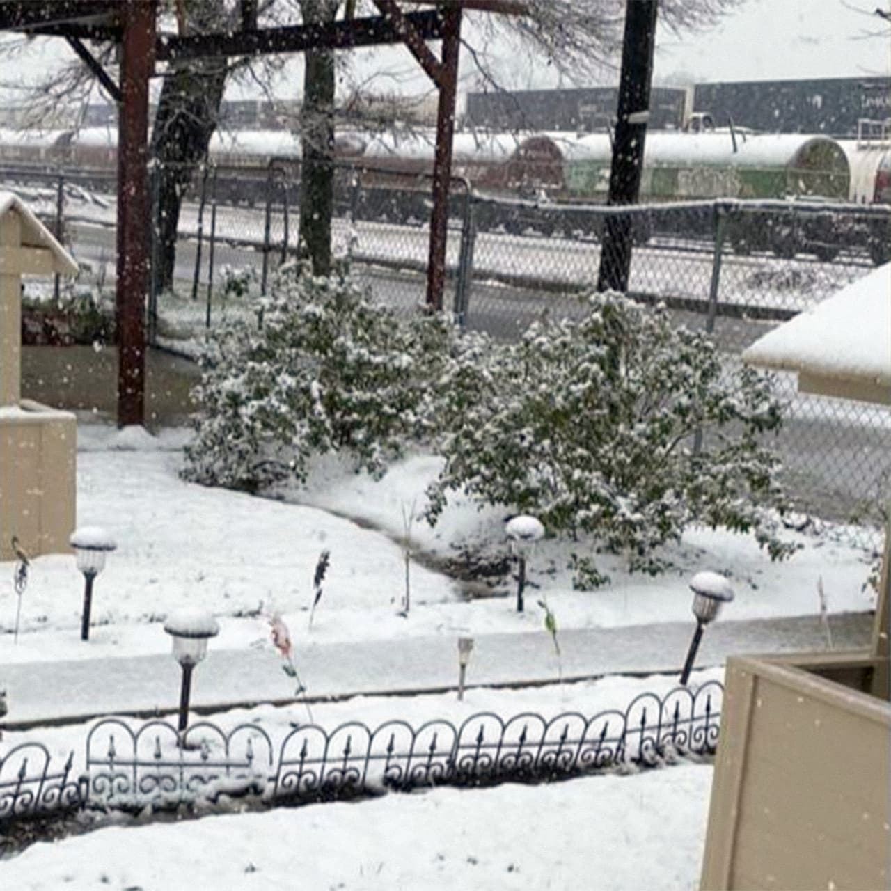 La nevada en Hearne, al noroeste de Houston. Varios distritos escolares suspendieron, retrasaron o programaron clases de manera virtual en Mississippi y el sur de Arkansas, según reportaron medios.
<br>