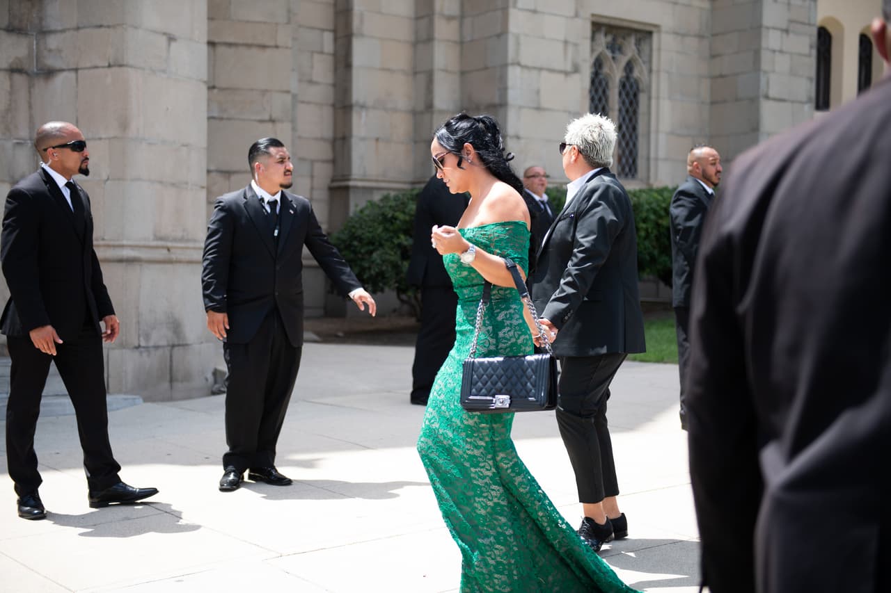 Los invitados, quienes firmaron un contrato en el cual se comprometían en no revelar detalles del enlace, tampoco atendieron a los medios de comunicación.