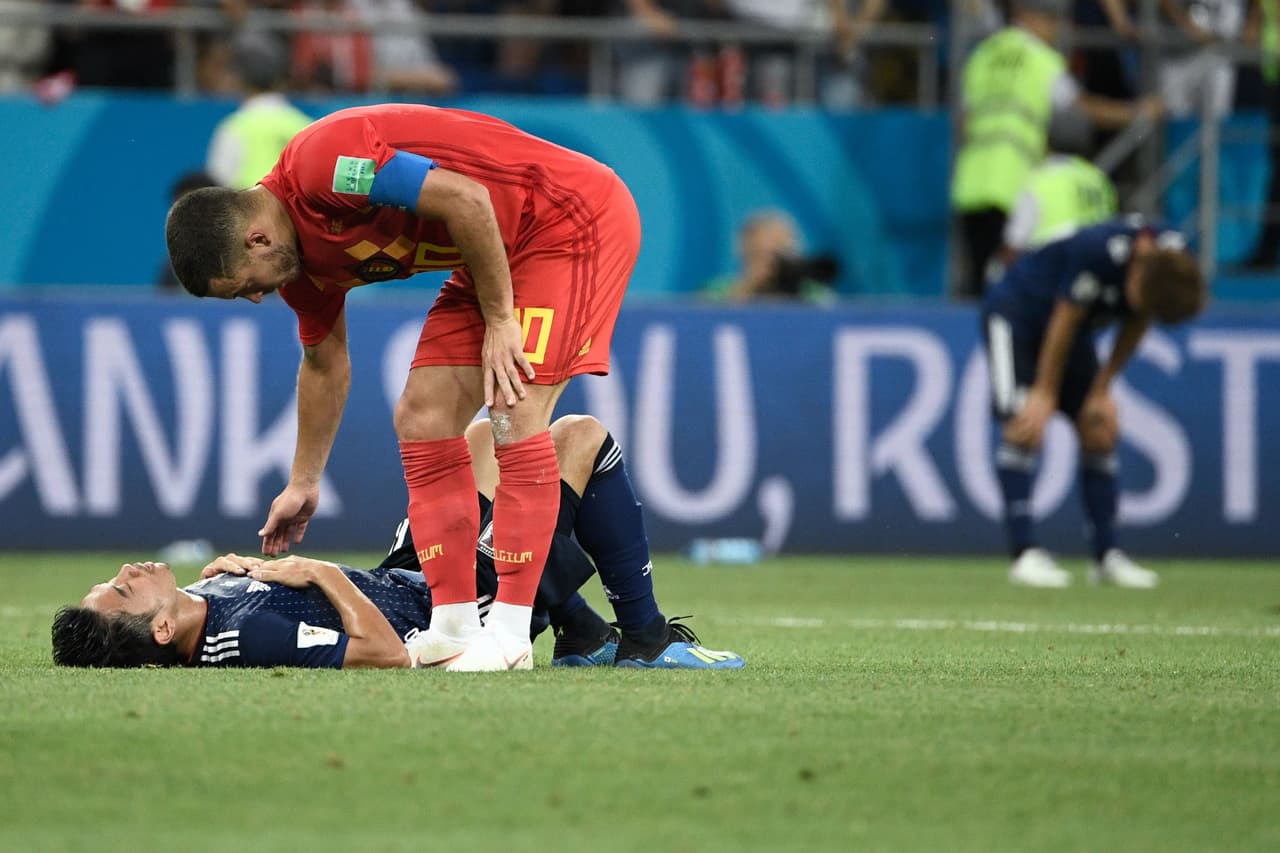 Una vez terminado el partido, Hazard acudió a consolar a los japoneses, en la foto se acercó a Shinji Kagawa.
