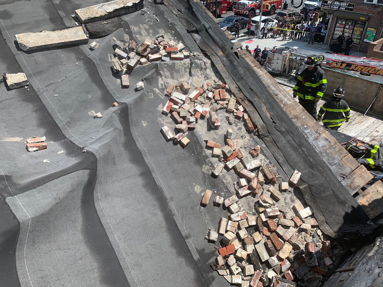 "Los miembros del FDNY continúan operando en la escena de un colapso estructural en un sitio de construcción en 439 de Lincoln Road en Brooklyn", tuiteó el departamento.