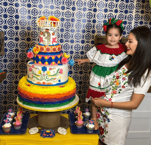 Giulietta llegó luciendo un vestido tricolor, como la bandera mexicana.