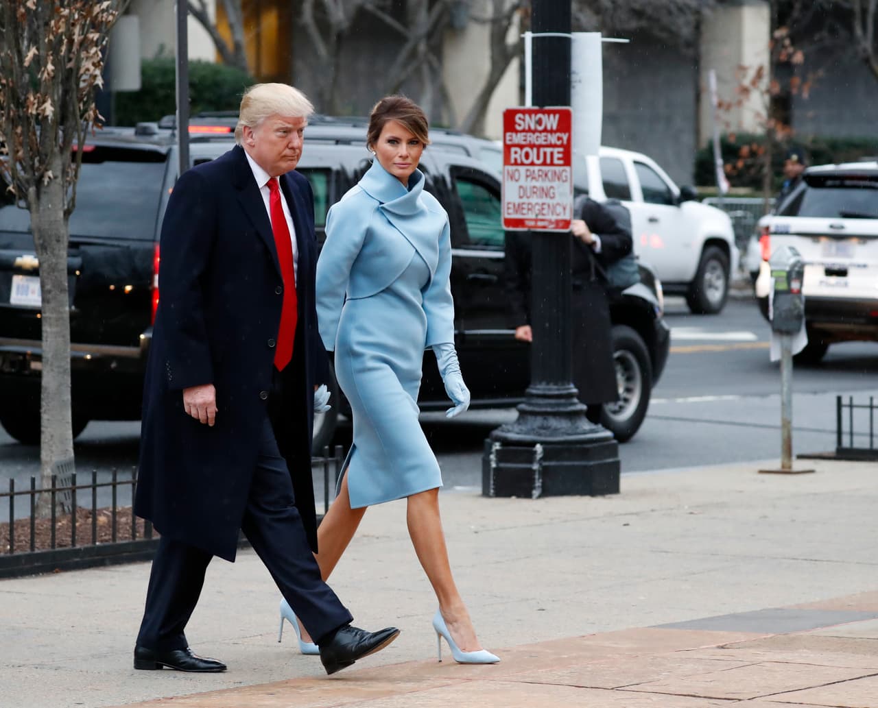 Para la inaguración Melania Trump eligió un traje baby blue, el mismo color que usó Jackie Kennedy en 1961 para la posesión de su marido, el presidente John F. Kennedy.