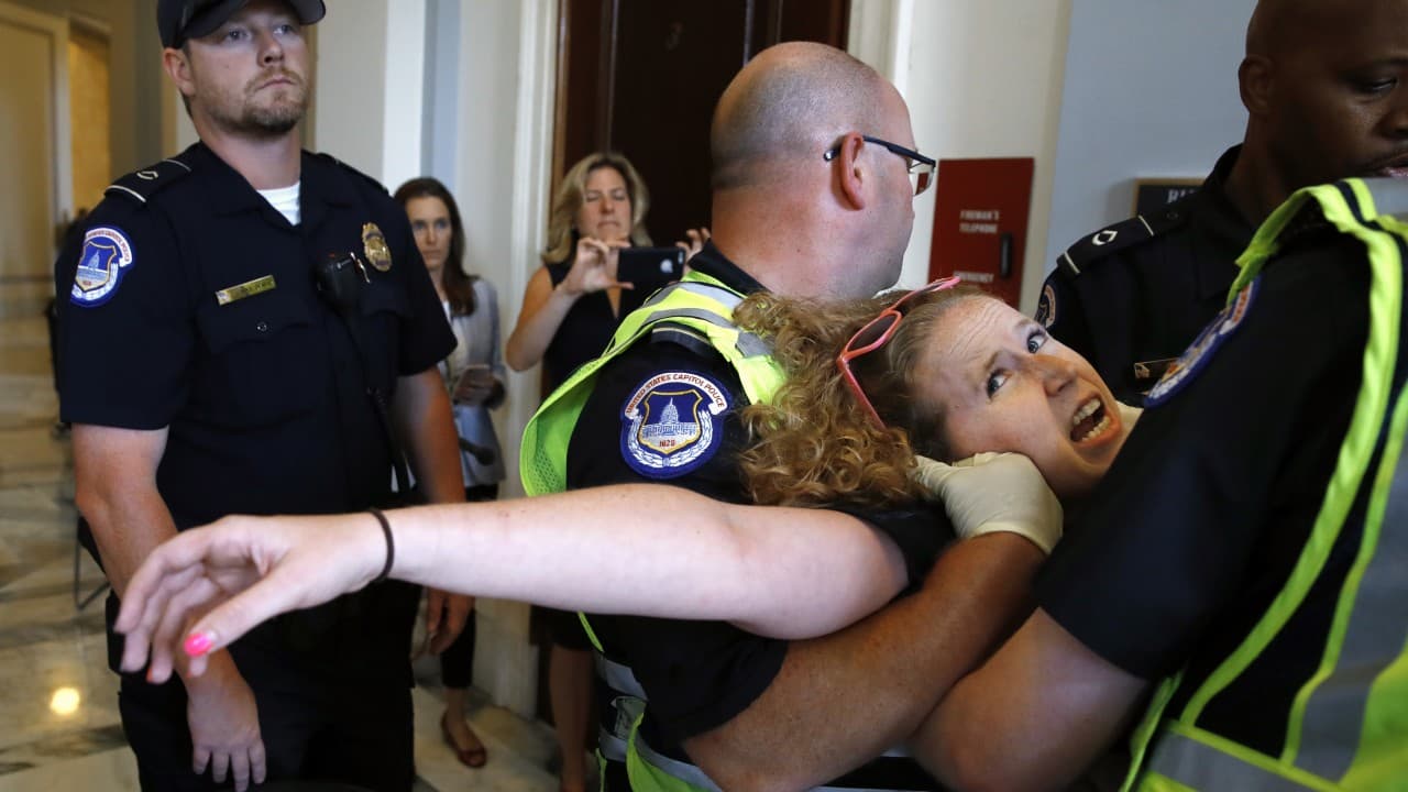 El proyecto de ley de salud de los republicanos en el Senado insiste en recortar la cobertura a los más vulnerables
