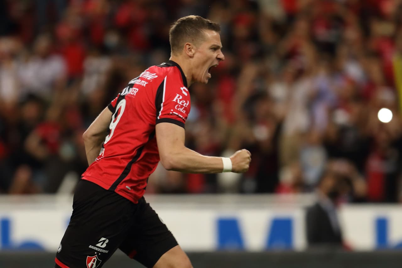 Mazatlán FC sorprendió y venció 1-2 al Atlas en el Estadio Jalisco en la Jornada 14 con doblete de Gonzalo Sosa.