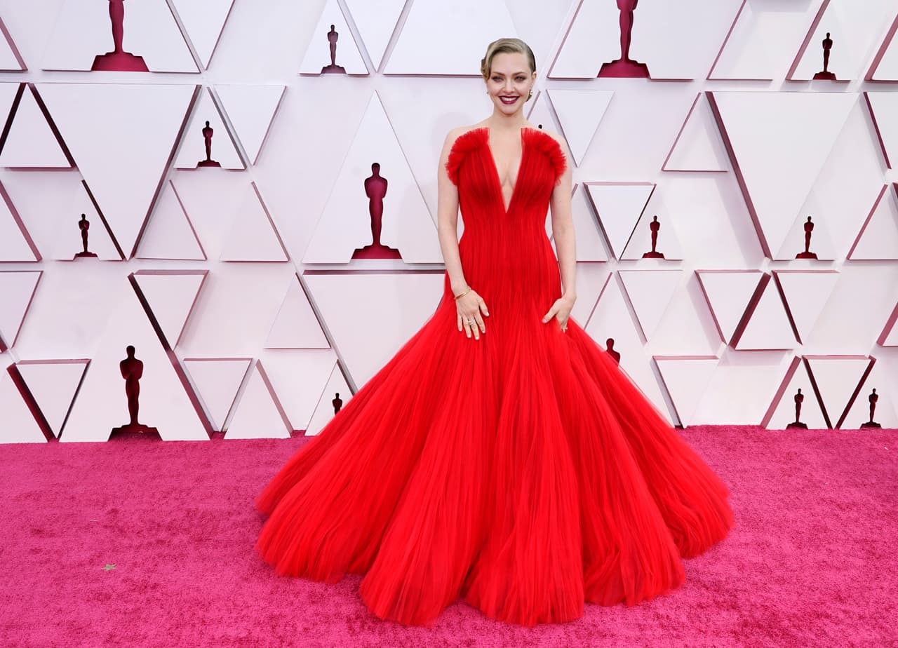 Vestida para el triunfo, la nominada actriz Amanda Seyfried dejó su huella en la alfombra roja.