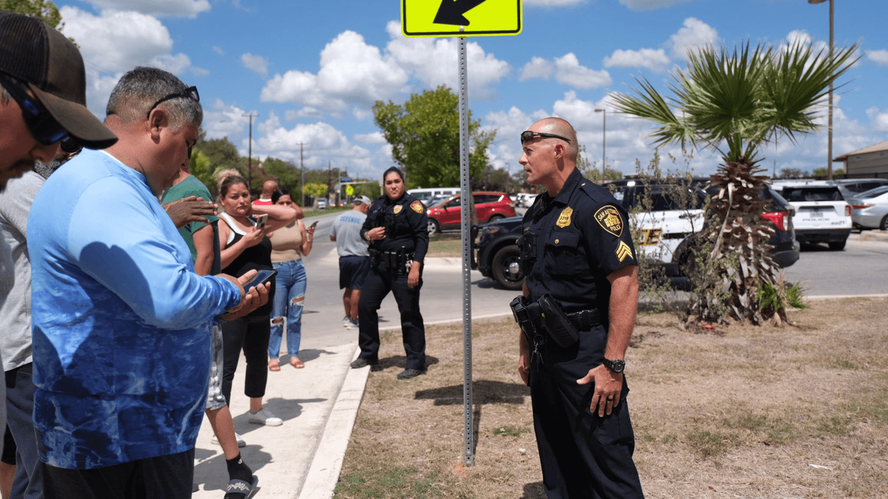 Hubo al menos un reporte por parte de un alumno que dijo haber escuchado balazos, pero la Policía del Distrito Escolar Independiente de San Antonio confirmó que no hay ninguna evidencia de que haya habido disparos.