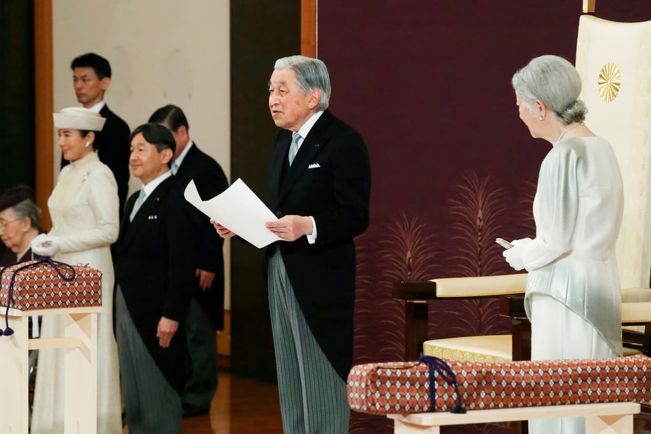 En una ceremonia en el Salón Pino del Palacio Imperial en Tokio -que duró solo 15 minutos- estuvieron presentes integrantes de la familia imperial y unos 300 invitados. Ahi el emperador heredó las enormes responsabilidades del imperio a Masako y su marido.