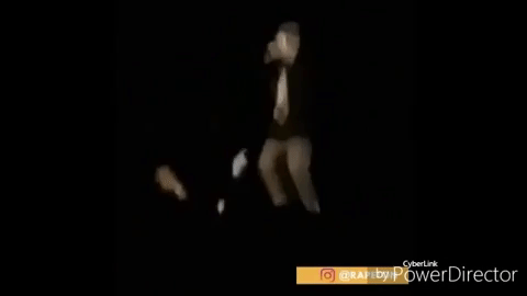 Bad Bunny sufrió una repentina caída desde la tarima del escenario del Centro de Conveciones Figali ubicado en la capital panameña. Según sus representantes, el cantante sólo llevaba media hora de concierto cuando se acercó al público y cayó del escenario.