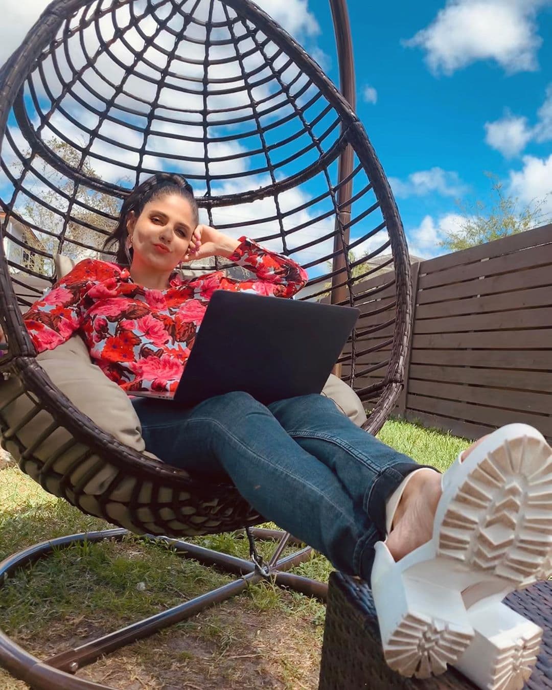 Astrid Rivera también trabaja en casita y gozando un poquito de aire libre, para encontrar inspiración.