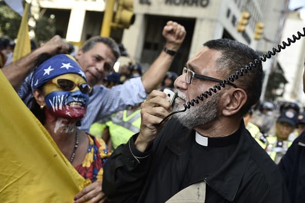 Sacerdote venezolano, opositor del régimen de Maduro, está detenido en un centro migratorio en Texas
