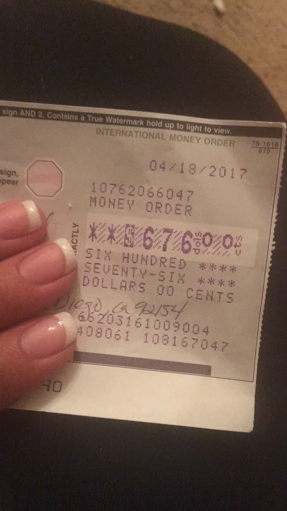 Imagen del cheque que encontró Juárez bajo su auto.