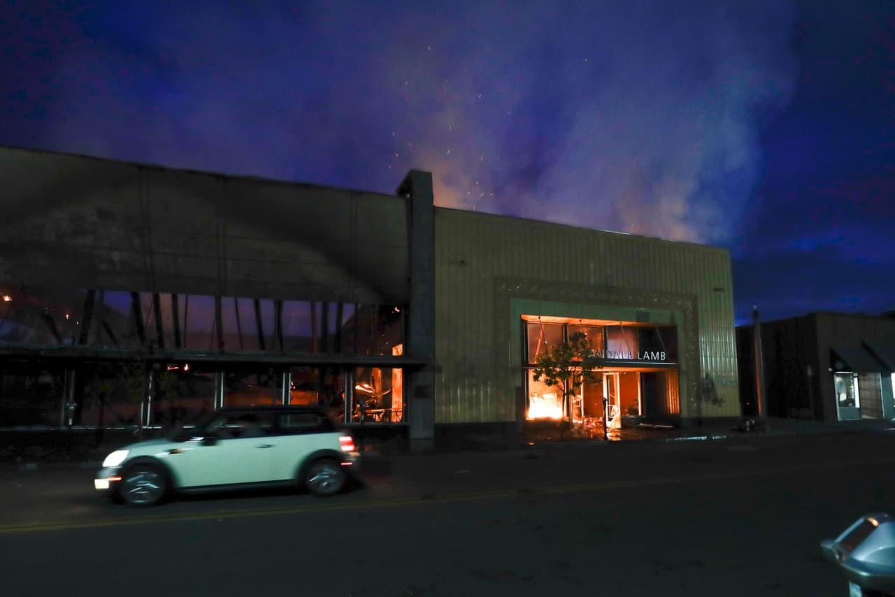 Durante la noche del sábado, 30 de mayo, los incendios continuaron en Los Ángeles y otras zonas de California.