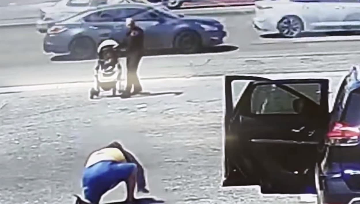 ¿Nadie lo iba a ver? El mundo es testigo de cómo rescató al bebé en carriola arrastrada por el viento