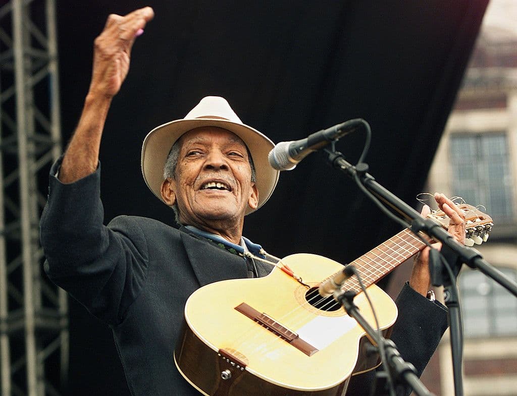 <b>Compay Segundo</b>, otra leyenda de la música latina, también pasó a mejor vida ese año, el músico falleció a los 95 años en La Habana, Cuba debido a insuficiencias renales.
