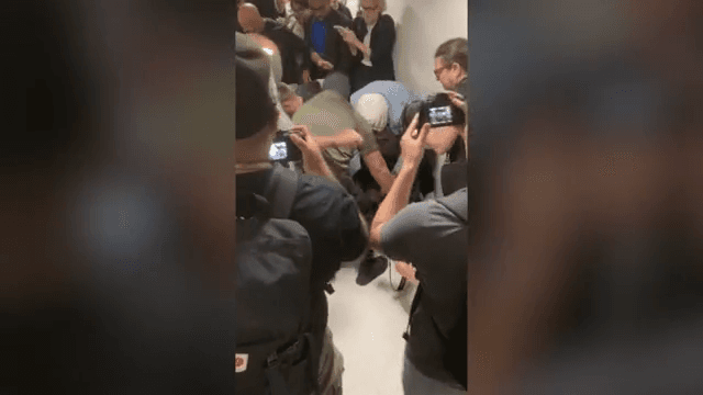 Mientras tanto, en Paramount, California, se reportaron enfrentamientos similares entre manifestantes y agentes federales tras una redada de ICE, evidenciando que las tensiones por las políticas migratorias se extienden a nivel nacional.