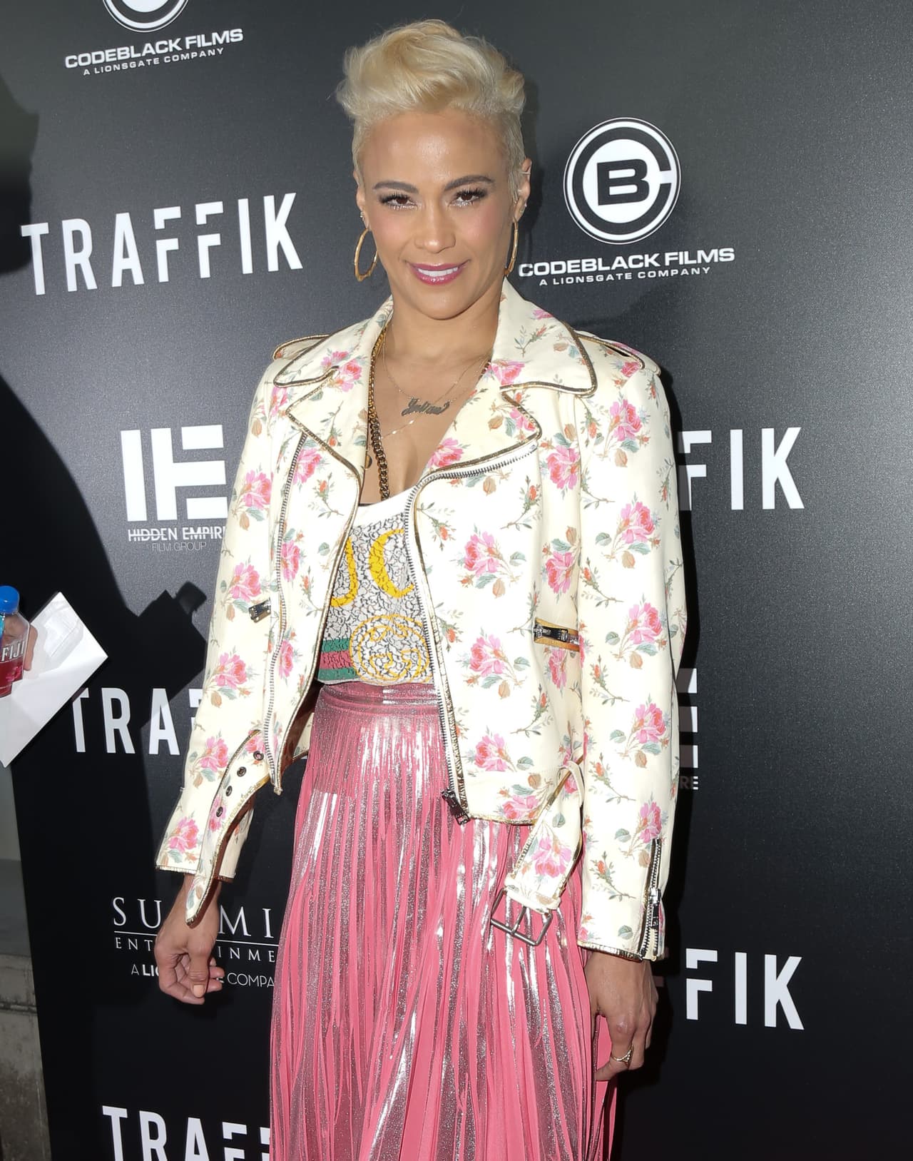 Patton, como madre de raza mixta, se considera una mujer afrodescendiente, y de hecho considera ofensivo el término birracial: “Lo encuentro ofensivo,
<b>es una manera de separarnos</b> de los afroamericanos, como si fuéramos mejores que ellos”, dijo en el 2010, según el sitio
<b><a href="https://newsone.com/451352/paula-patton-says-the-term-biracial-is-offensive/" target="_blank">Newsone</a></b>.