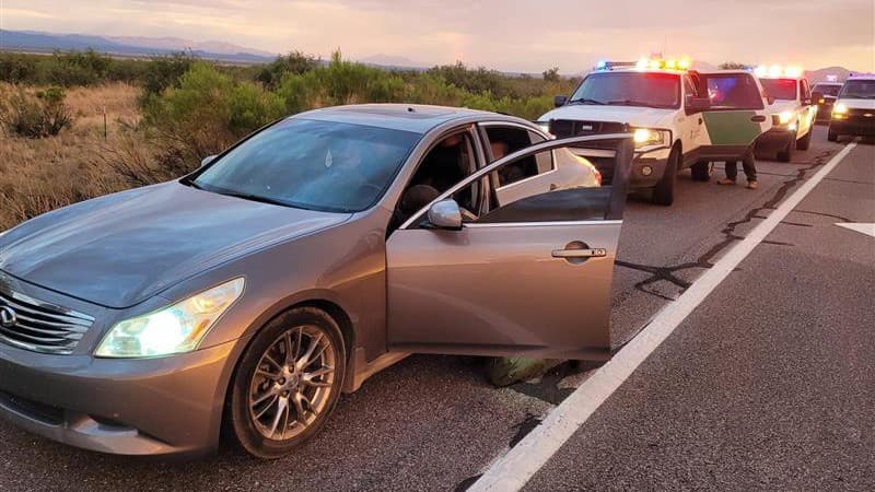 En la SR-90 cerca de Benson, Arizona, un agente de la estación de Willcox detuvo un vehículo sospechoso y determinó que el conductor, un ciudadano estadounidense, estaba traficando con cinco ciudadanos mexicanos.