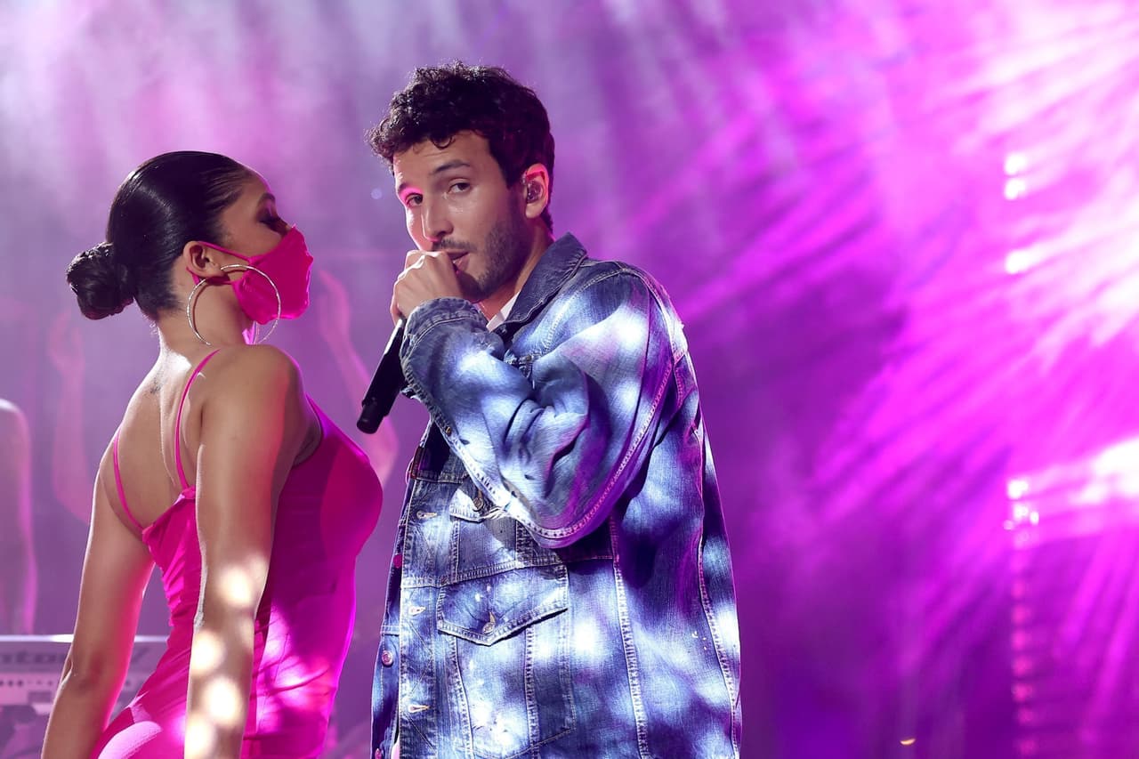 Sebastián Yatra también nos mostró un poco de cómo sonará en vivo su más reciente éxito, 'Tacones Rojos'. El colombiano está nominado en cuatro categorías de los Premio Lo Nuestro 2022.