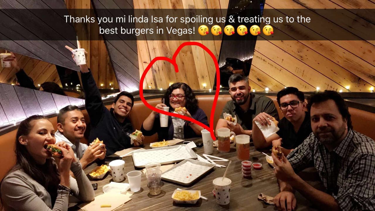 Ya para terminar la noche, no podía faltar ir a cenar con todo el equipo.