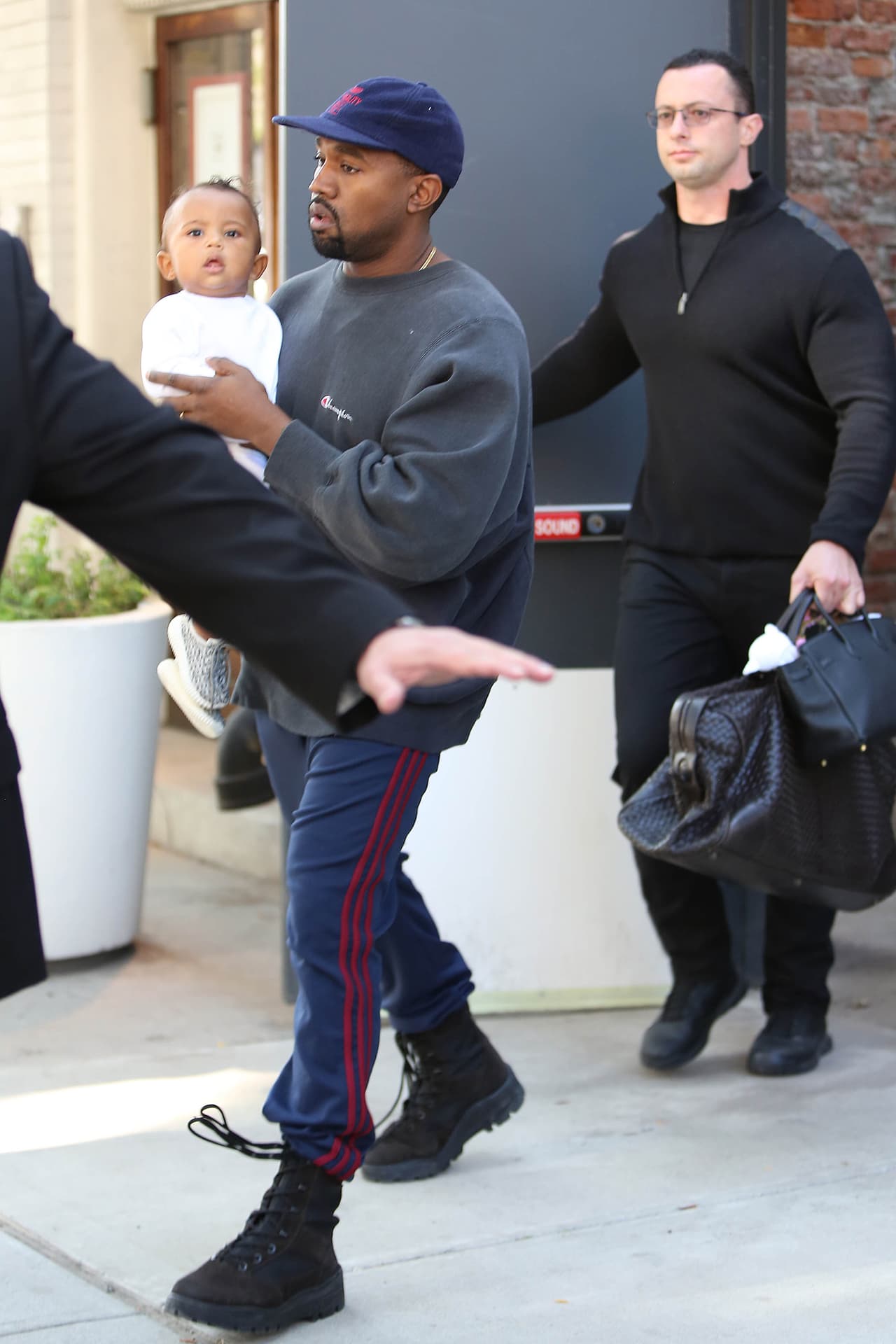 Kanye lucía preocupado pero seguro con su pequeño.