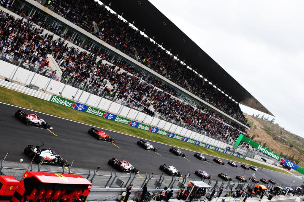 Lewis Hamilton lo hace de nuevo y rompe récord mundial con 92 carreras ganadas en la Formula 1. Se le unen al podio Valtieri Bottas y Max Verstappen. Muy buenas carreras de Charles Leclerc y del mexicano Sergio Pérez, pero la lluvia fue factor importante en este Gran Premio de Portugal.