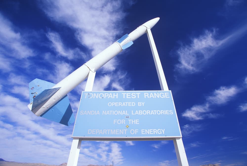 Pues, ¿sabías que hay otra área que es exactamente igual: reservada solamente para altos mandos del ejército, milicia y gobierno de Estados Unidos, del cual no se sabe prácticamente nada? Así como su acceso es altamente restringido, está llena de secretos e incógnitas. Se trata del Área 52.