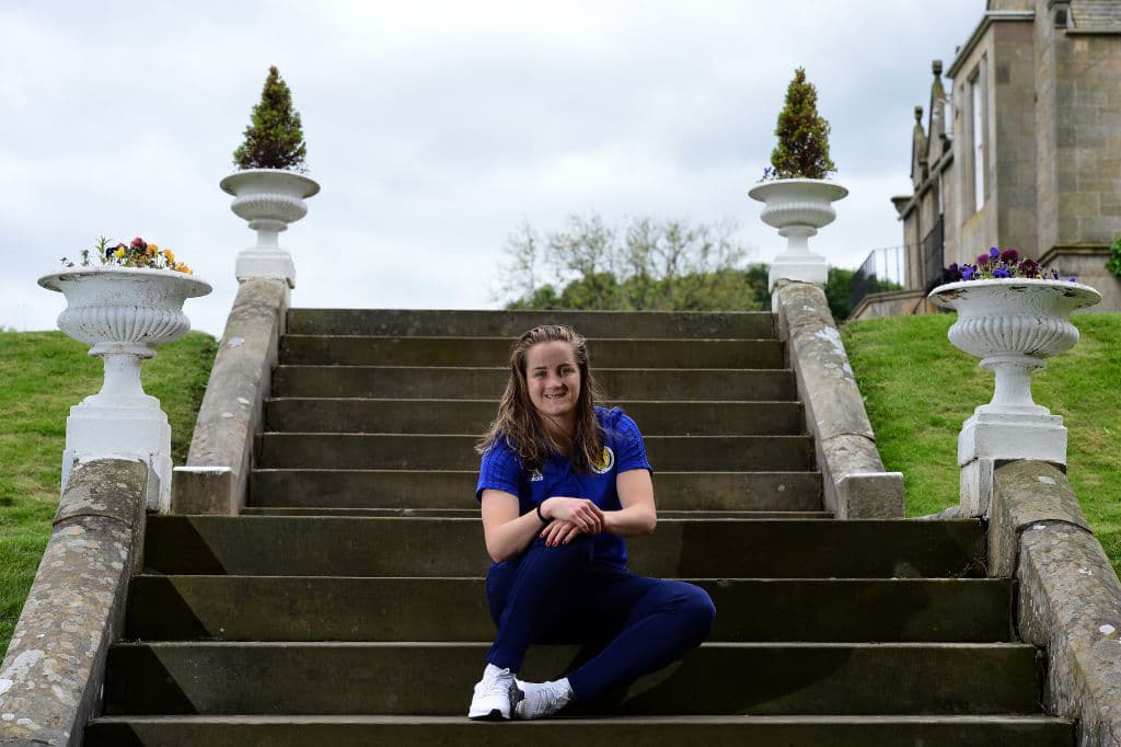 La Selección femenil de Escocia cerró su preparación para participar en su primera aventura en una Copa Mundial Femenina cuando el domingo próximo hagan su presentación en una competencia de esta envergadura ante, ni más ni menos que, Inglaterra, una nación con una gran rivalidad en el campo de fútbol sin importar la rama o la categoría. En medio de la última práctica antes de viajar a Francia algunas jugadoras participaron en una interesante sesión fotográfica.