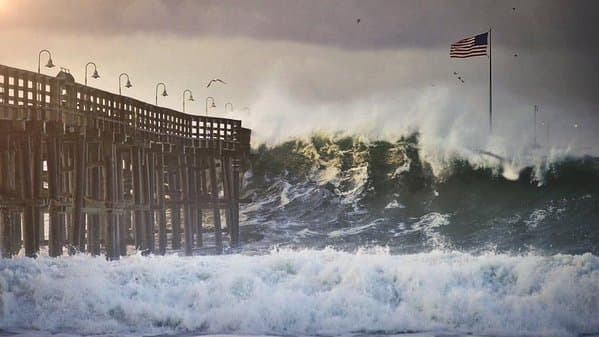 El fuerte oleaje golpea la costa del sur de California
