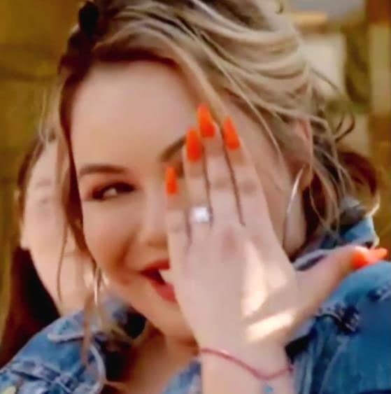 La propuesta de matrimonio quedó grabada en cámara gracias al show de televisión de la familia Rivera, donde 
<b>Chiquis</b> presumió el tan esperado anillo.