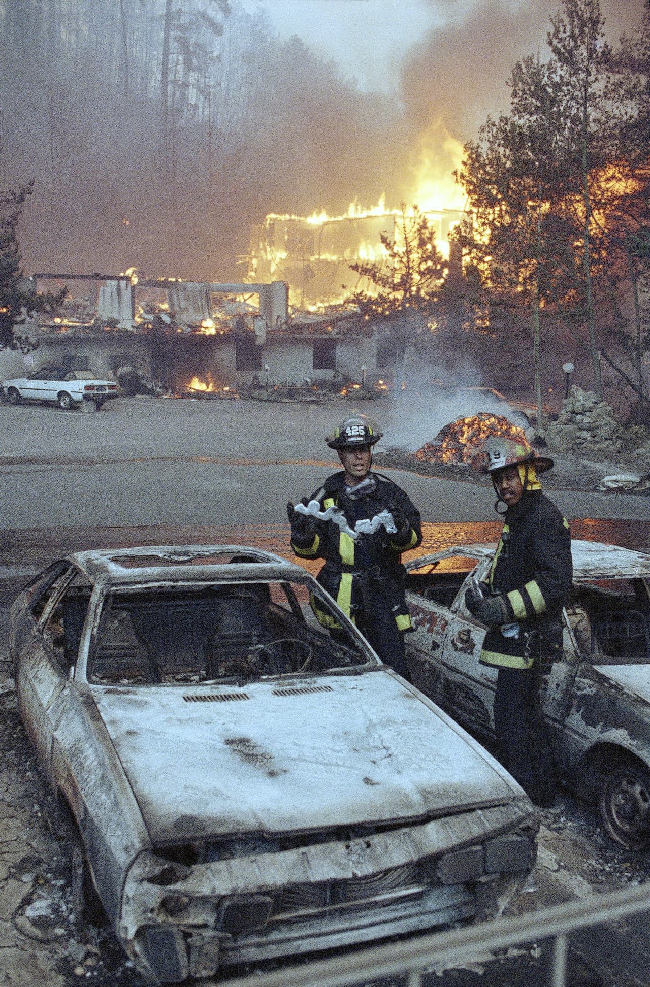 El bombero de Oakland Scott Hellige sostiene una pieza de metal derretida de un automóvil quemado en las colinas de Oakland.
<br>
<br>Él y el teniente Phillip Bell revisan un área donde un complejo de apartamentos de 250 unidades se quemó.
<br>
<br>Se destruyeron unos 25 automóviles. Los bomberos estaban indefensos cuando las llamas arrasaron el complejo.
