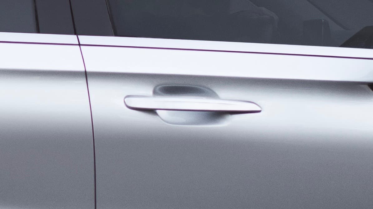 Al igual que en el Lincoln Continental, las manillas de las puertas de la Aviator son 
<b>electronicas</b> y no tienen ningún tipo de movimiento. El vehículo se abre a través de un botón en la parte interior de las manillas, que en este caso y a diferencia del Continental, tienen un aspecto y colocación convencional.