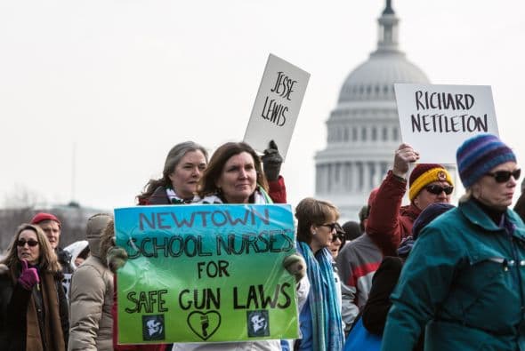 Miles de personas portaron carteles a favor de la prohibición de los rifles de asalto o en contra de la Asociación Nacional del Rifle (NRA).