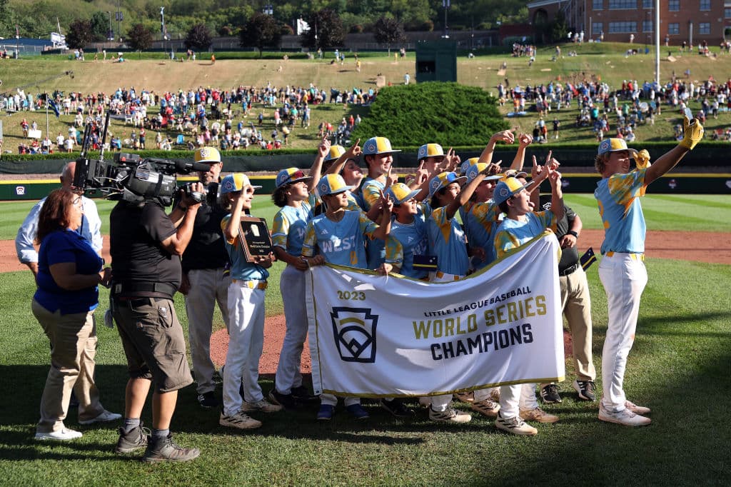 A 2,600 millas de distancia de casa o más, el
<b> equipo de <a href="https://www.univision.com/local/los-angeles-kmex/conoce-a-fernando-valenzuela-una-de-las-superestrellas-mundiales-del-beisbol-que-marco-historia-en-los-dodgers-video" target="_blank">béisbol</a> de El Segundo, en Los Ángeles</b>, rompió un empate y conquistó este domingo 27 de agosto el campeonato de la Serie Mundial de Las Pequeñas Ligas (LLWS, en inglés), que se disputó en Pensilvania.