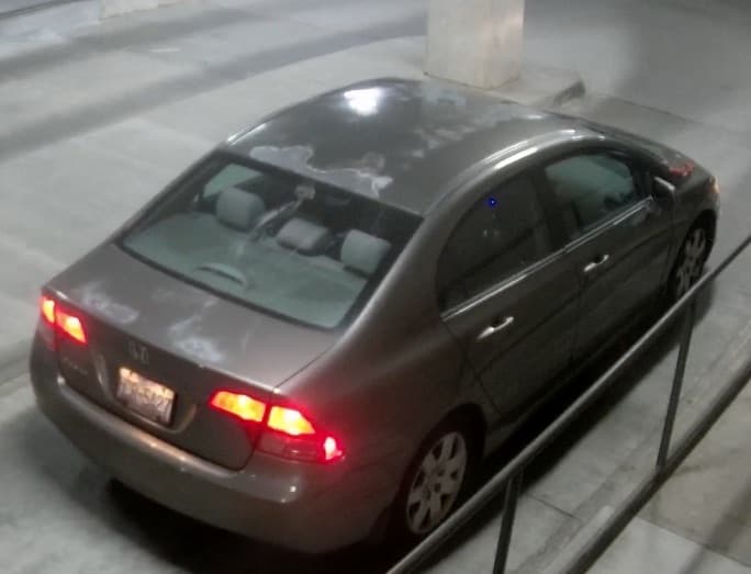 Las autoridades informaron que
<b> sujetos armados robaron a otras dos personas</b> en el mismo complejo de apartamentos justo antes del tiroteo.